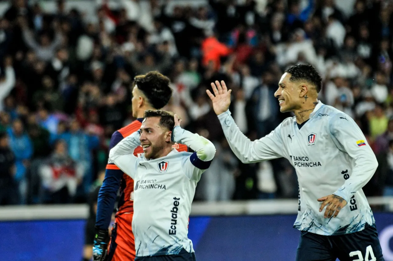 A LDU tem jogadores experientes, como o peruano Paolo Guerrero (à direita)