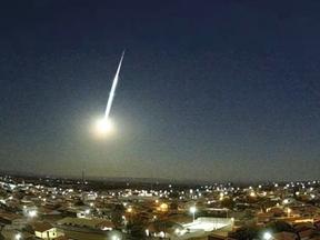 Imagem mostra passagem de meteoro em Pena Forte, Ceará, em 2 de outubro de 2023. Meteoro ilumina céu de municípios do Ceará e outro dois estados do Nordeste; veja vídeo