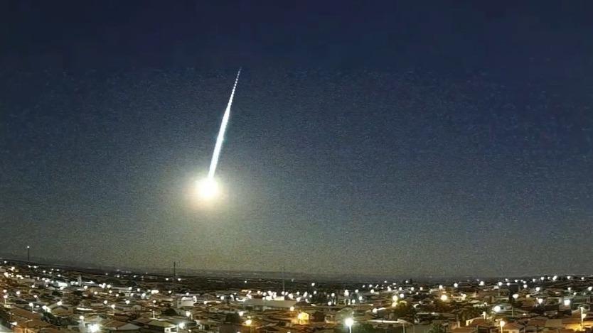 Imagem mostra passagem de meteoro em Pena Forte, Ceará, em 2 de outubro de 2023. Meteoro ilumina céu de municípios do Ceará e outro dois estados do Nordeste; veja vídeo