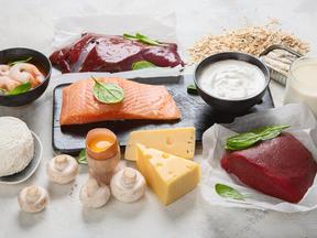 Alimentos de origem animal, como carne, peixe e queijos