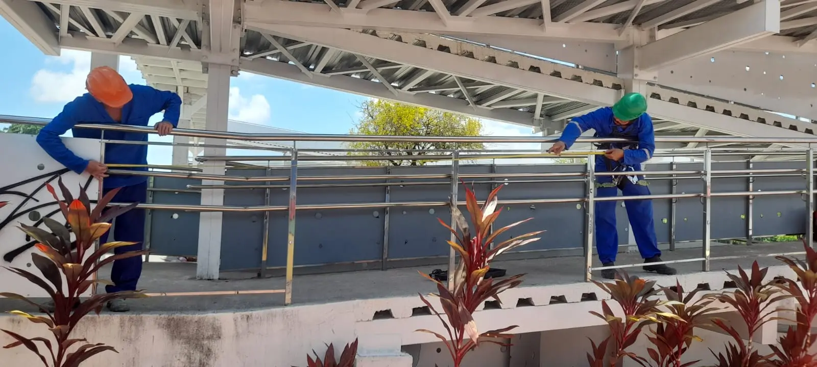 Trabalhadores iniciam reparo da passarela que dá acesso ao Polo de Lazer do São João do Tauape