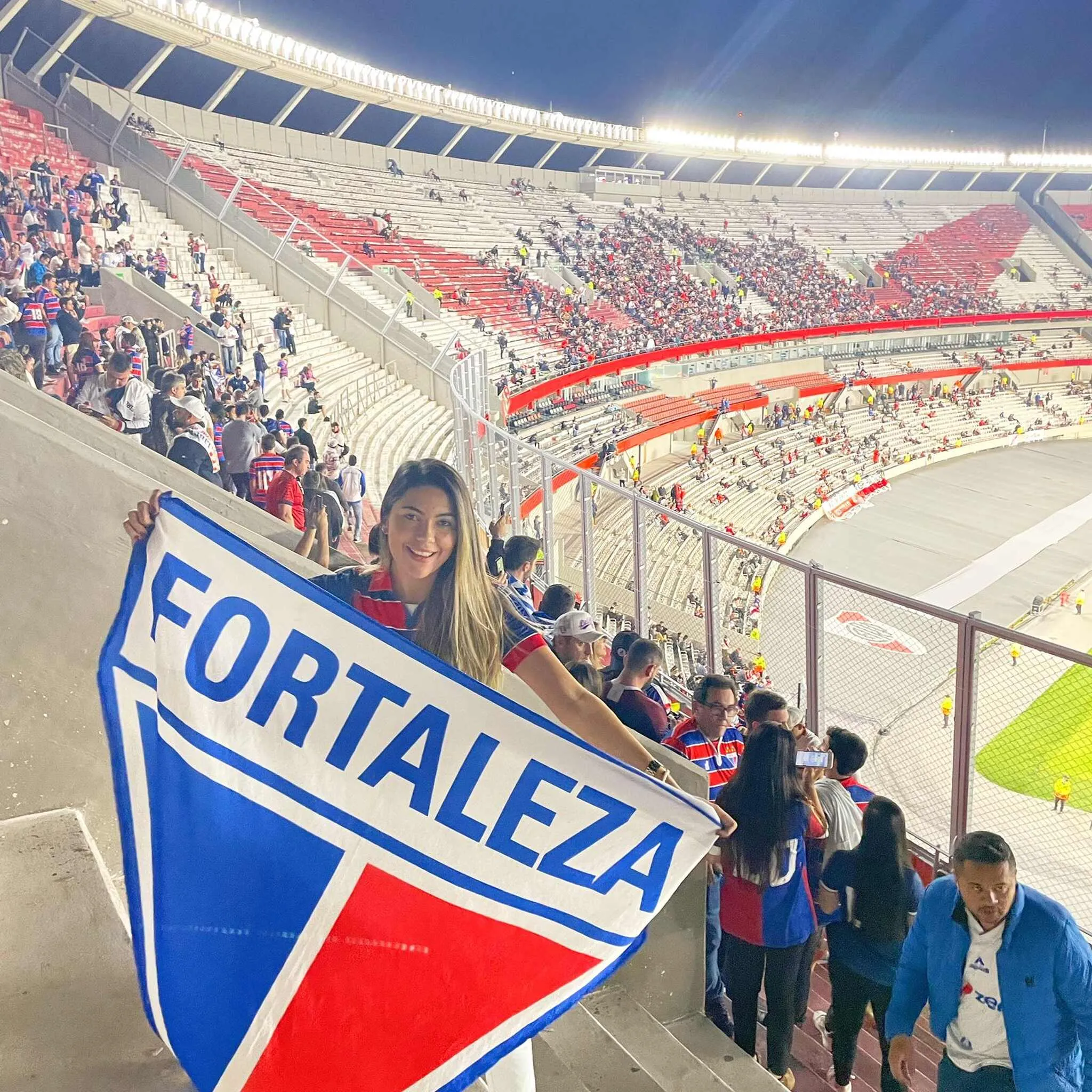 Mayara também acompanhou o Fortaleza na partida contra o River Plate, em Buenos Aires.