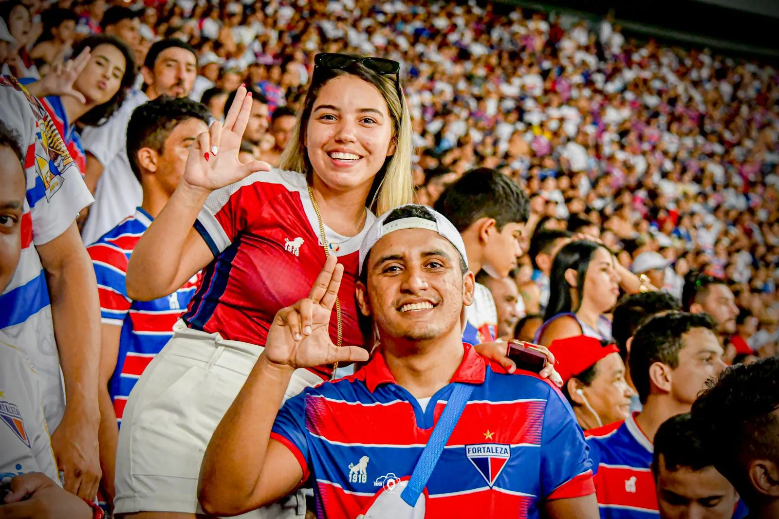Leonardo e a namorada em jogo do Fortaleza na Arena Castelão.
