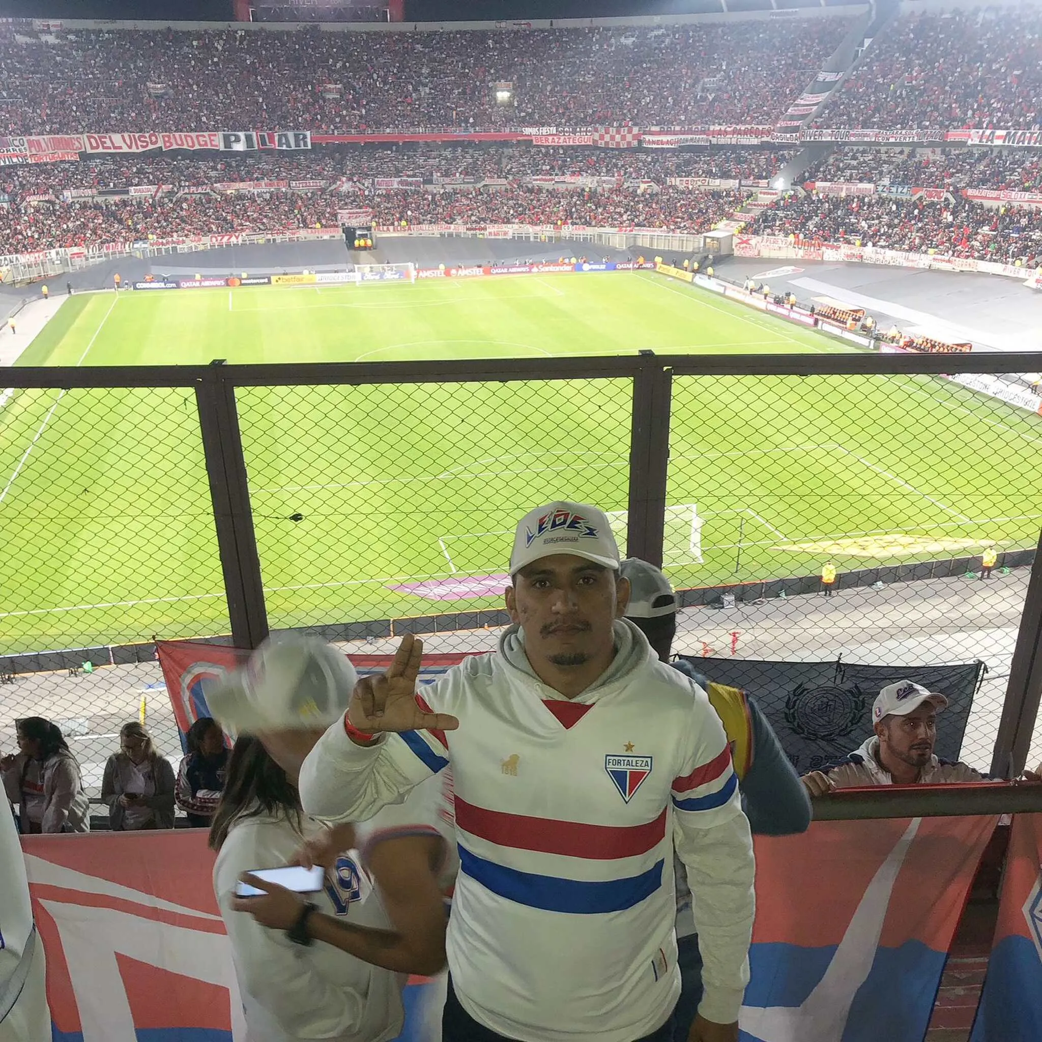 Leonardo acompanhou o Fortaleza no Monumental de Núñez na Libertadores de 2022.