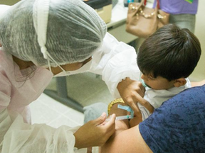 Imagem de uma criança sendo vacinada