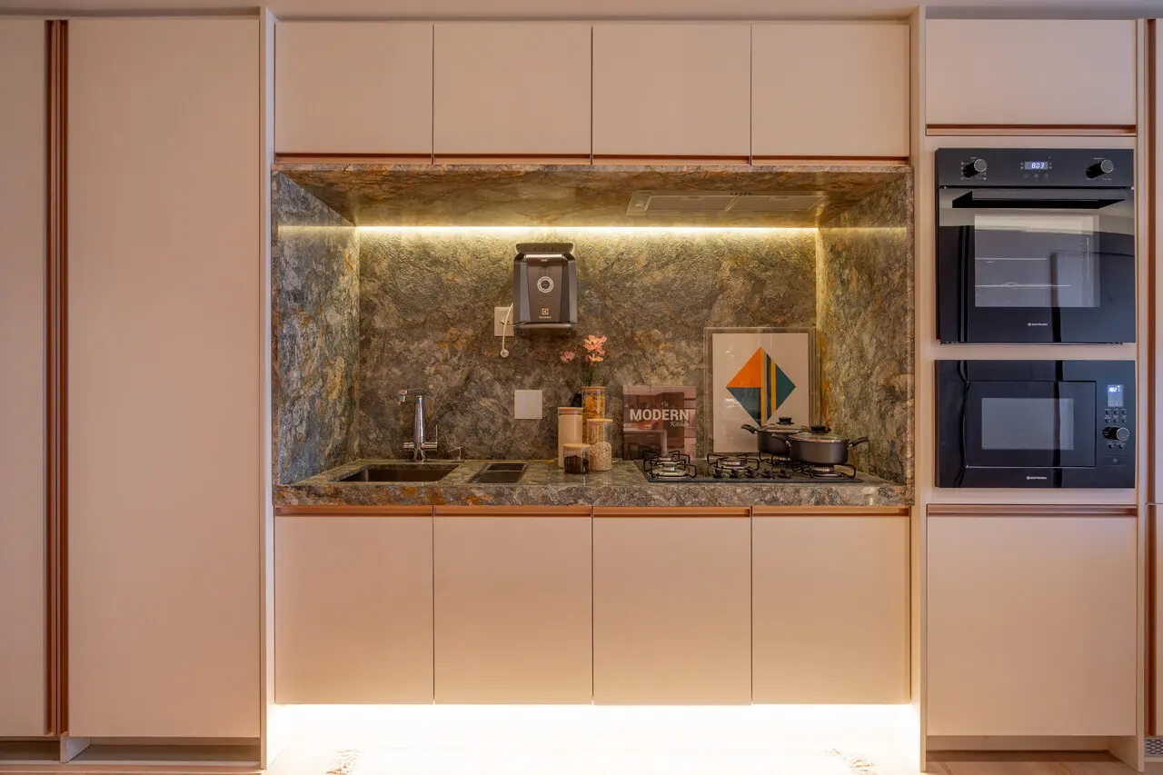 Uma cozinha completamente funcional, com todos os equipamentos necessários, mas com estratégias de design