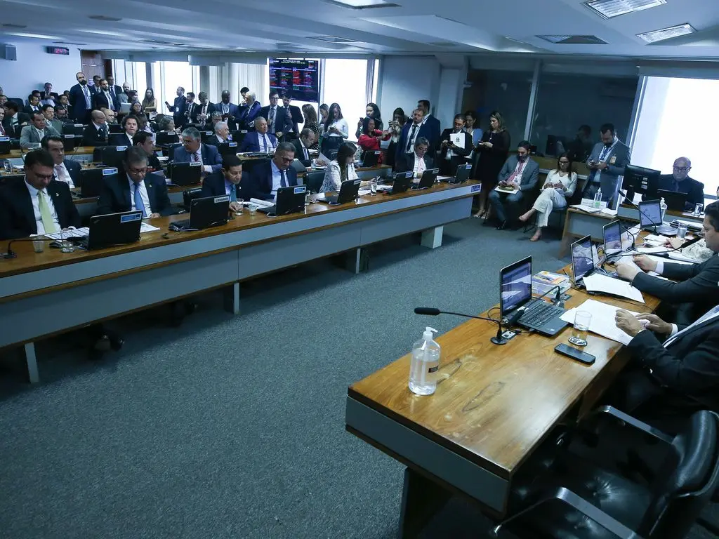 Sessão da CCJ sobre a comercialização do plasma