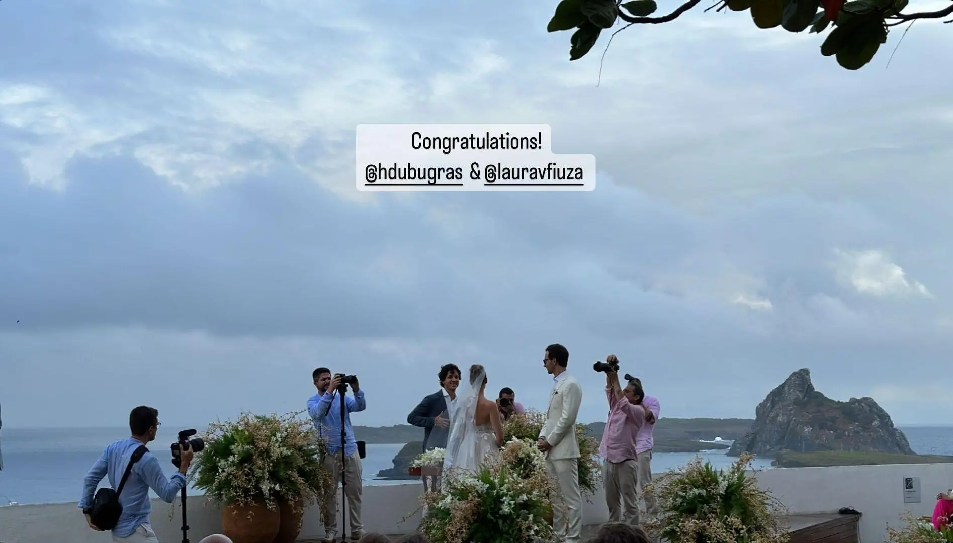 Casamento teve o tempo um pouco nublado