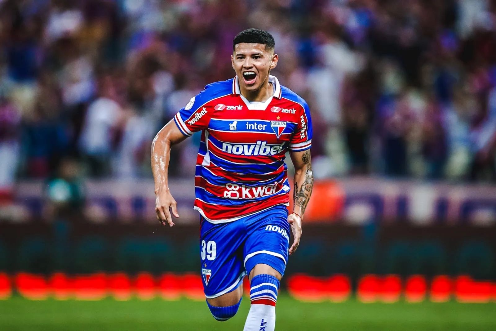Machuca com a camisa do Fortaleza.