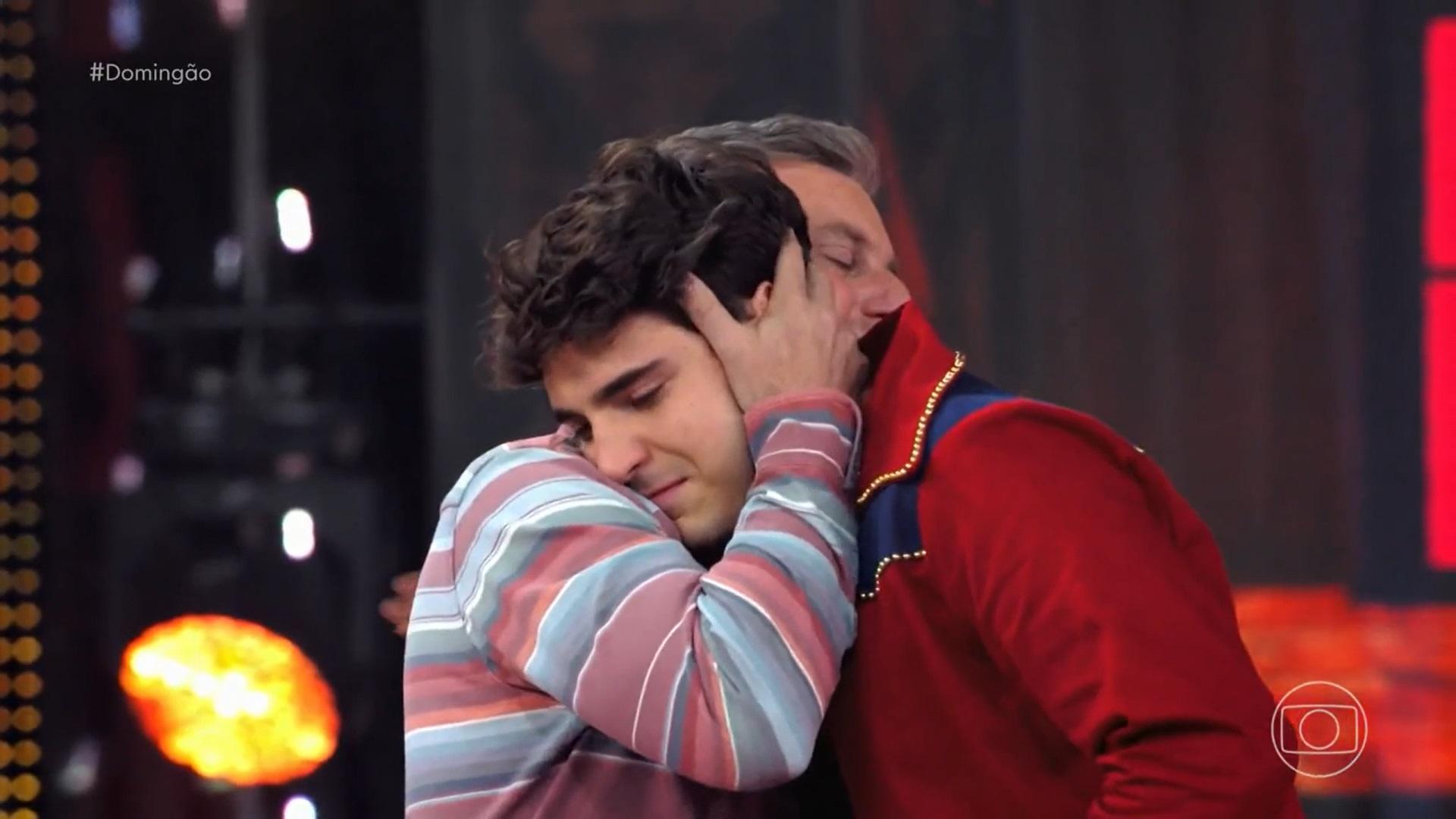 João Liberato sendo consolado por Luciano Huck após receber vídeos de familiares
