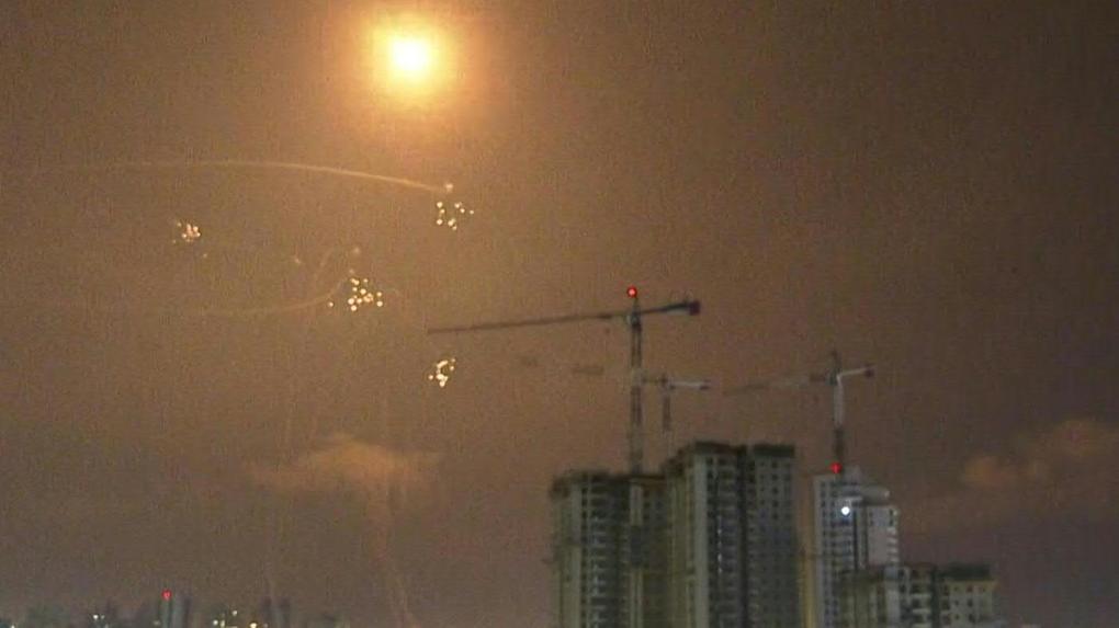 Imagem mostra sistema de defesa Iron Dome de Israel interceptando foguetes disparados de Gaza. Universo Paralello se pronuncia sobre guerra no Israel que atingiu o festival: 'chocados'