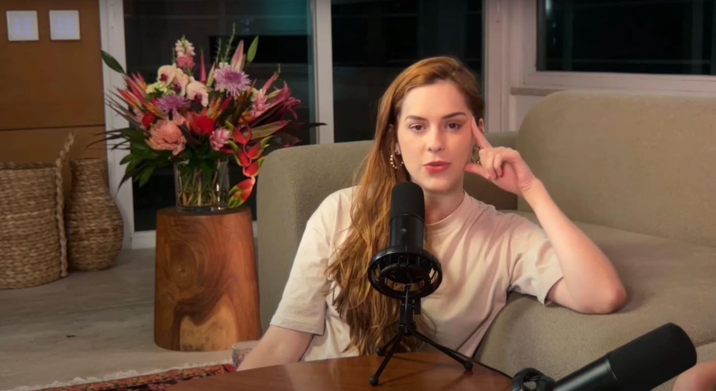 sophia abraao durante podcast