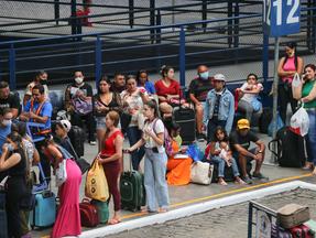 passageiros em plataforma da rodoviária de fortaleza esperando ônibus em feriadão