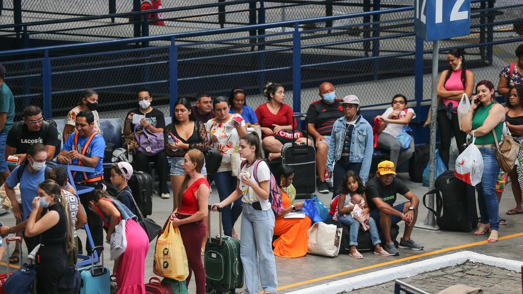 passageiros em plataforma da rodoviária de fortaleza esperando ônibus em feriadão
