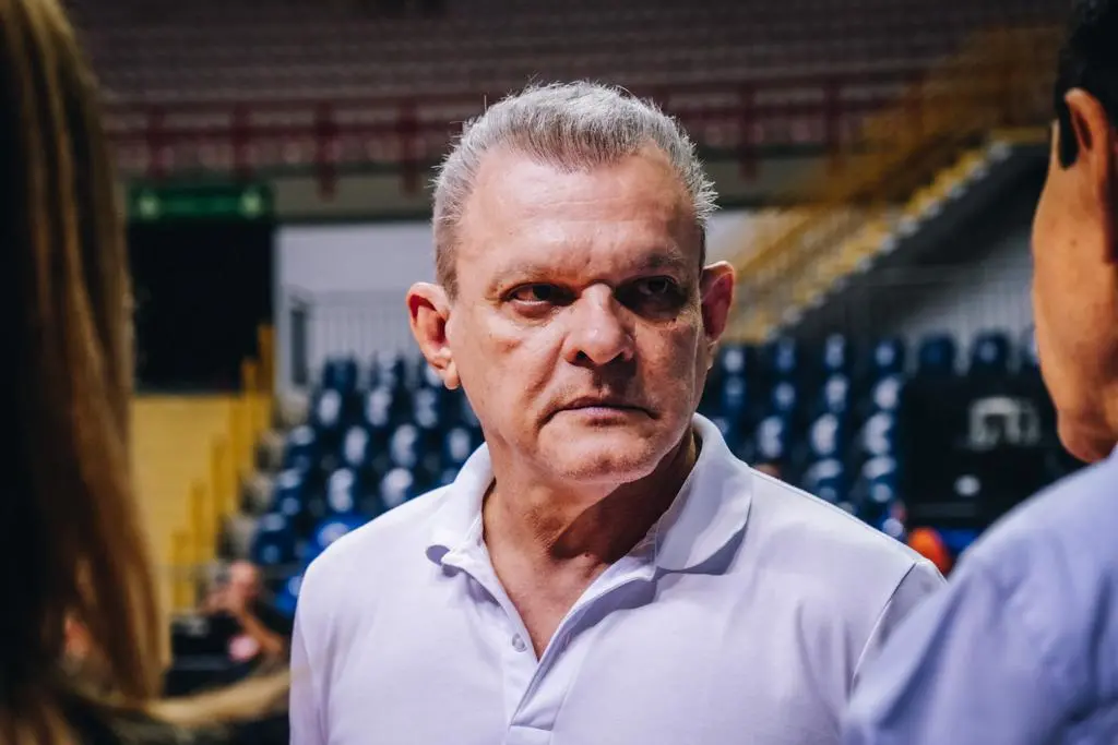 José Sarto é um homem branco e de cabelos brancos. Na foto, usa uma camisa polo azul clara