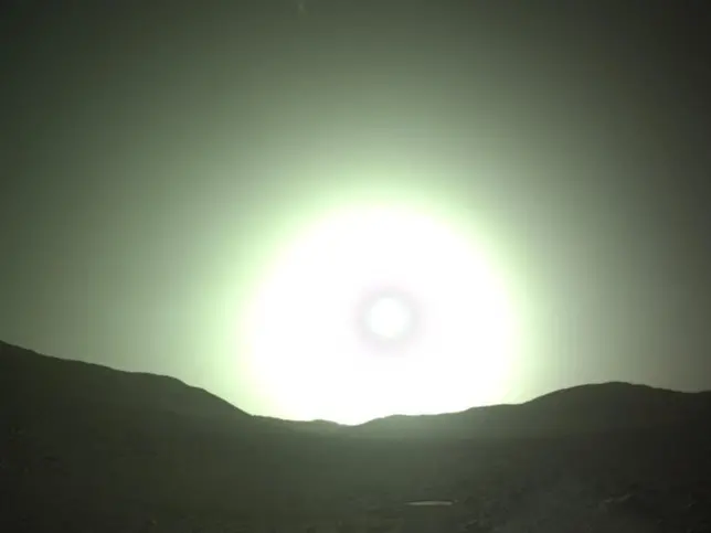 Imagem do céu de Marte em tom azulado