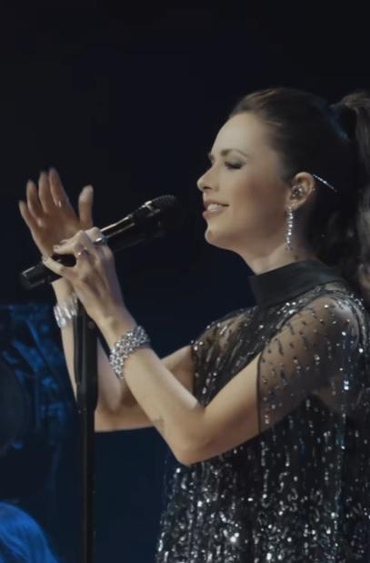 Sandy divulga imagens de show em Portugal, e Lucas Lima elogia plateia ...