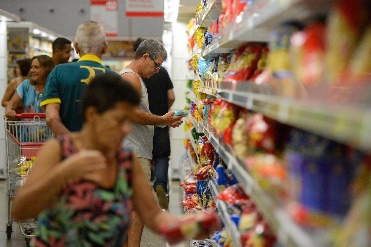 foto de consumidores em supermercado