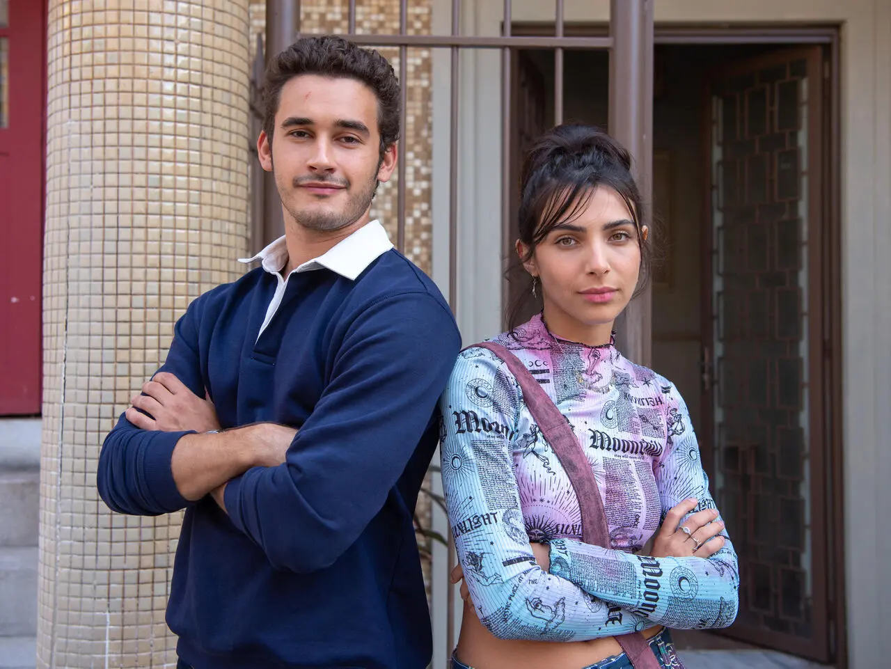 Foto dos atores Rayssa Bratillieri e Filipe Bragança no set de filmagens de Elas por Elas