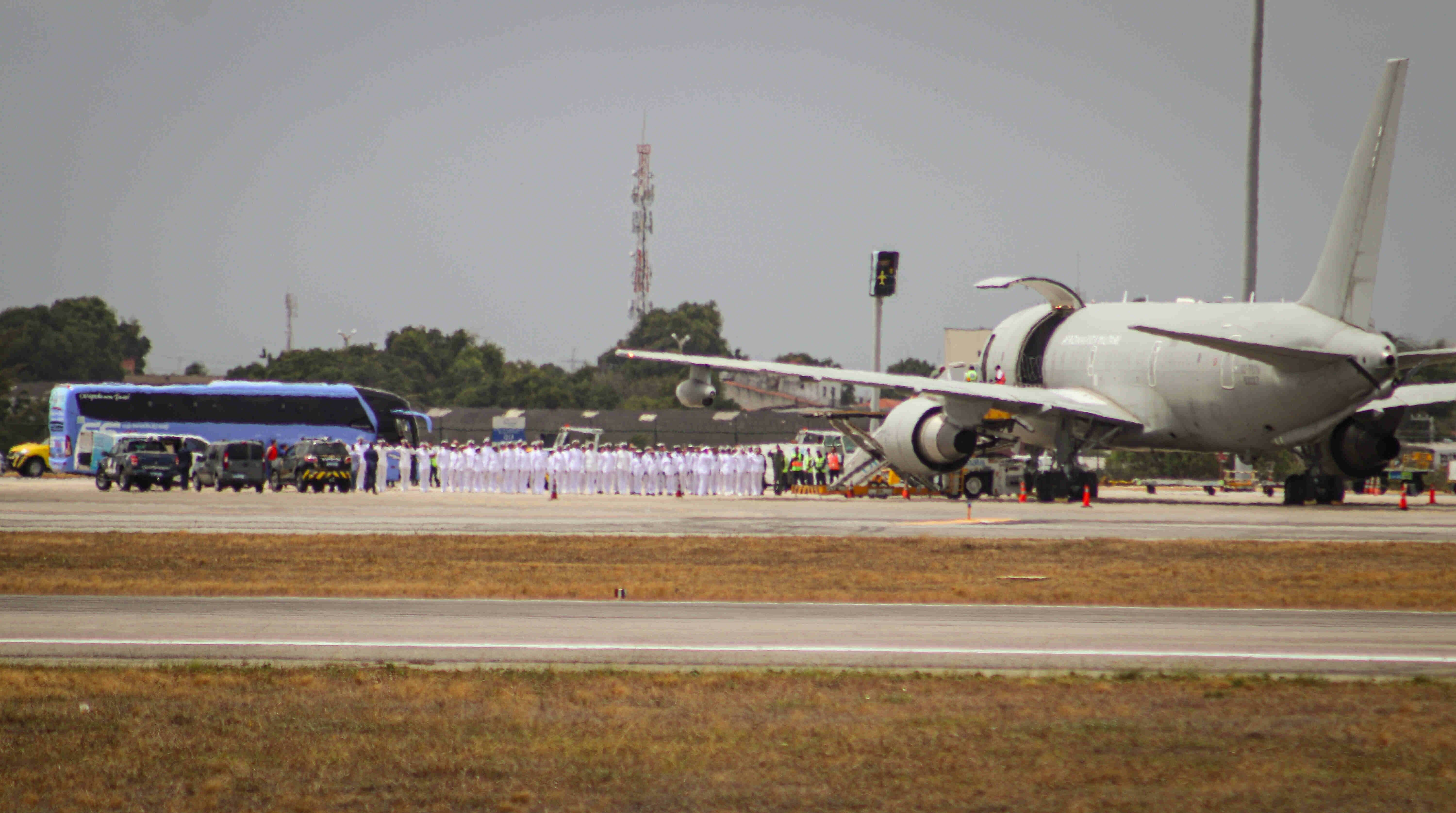 Marinheiros em ato de despedida do capitão-tenente Daniele Marino no Aeroporto de Fortaleza