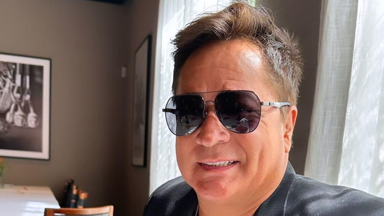 Foto do cantor Leonardo sorrindo em selfie