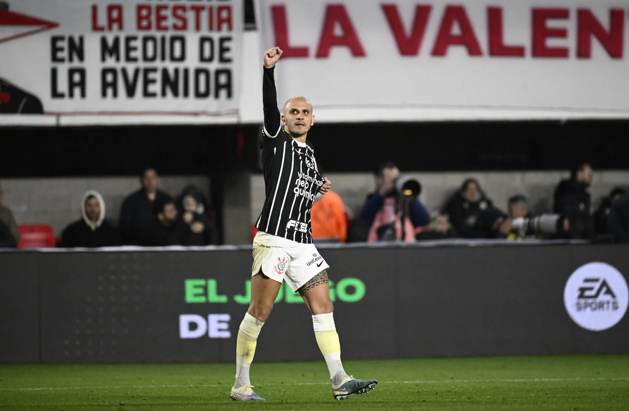 Fábio Santos tem mais de 350 jogos com a camisa do Corinthians.