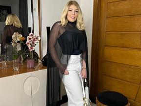 foto da cantora Simony com calça branca e blusa preta