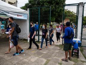 estudantes chegando para fazer o enem em Fortaleza
