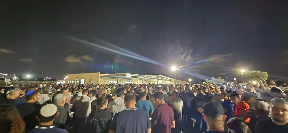 O funeral da brasileira Bruna Valeanu, morta em Israel, reuniu centemas de pessoas