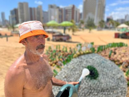 Homem esculpe tartaruga nas areias da Praia de Iracema para alertar sobre o clima