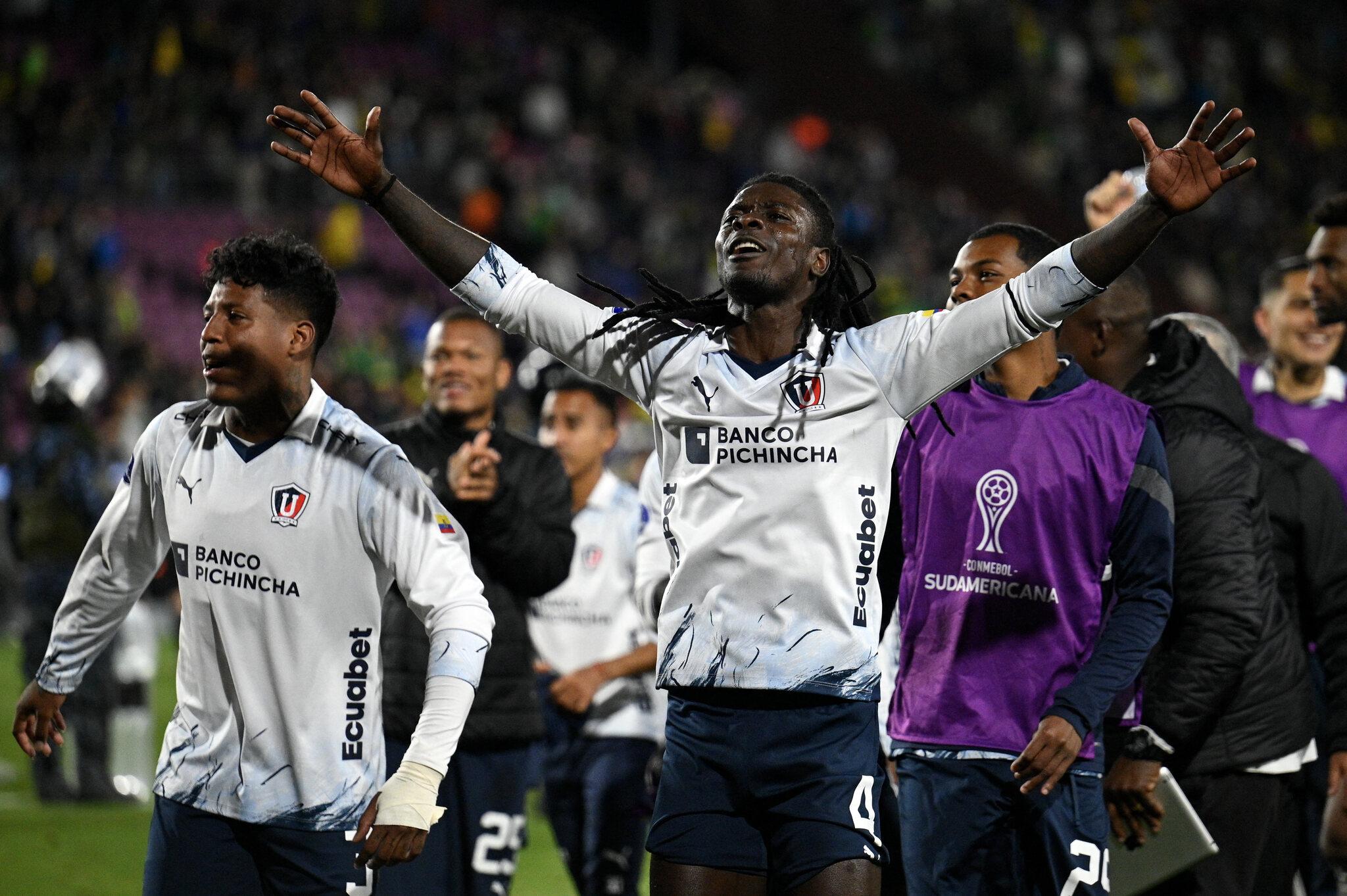 Jogadores da LDU comemorando classificação para a final da Sul-Americana