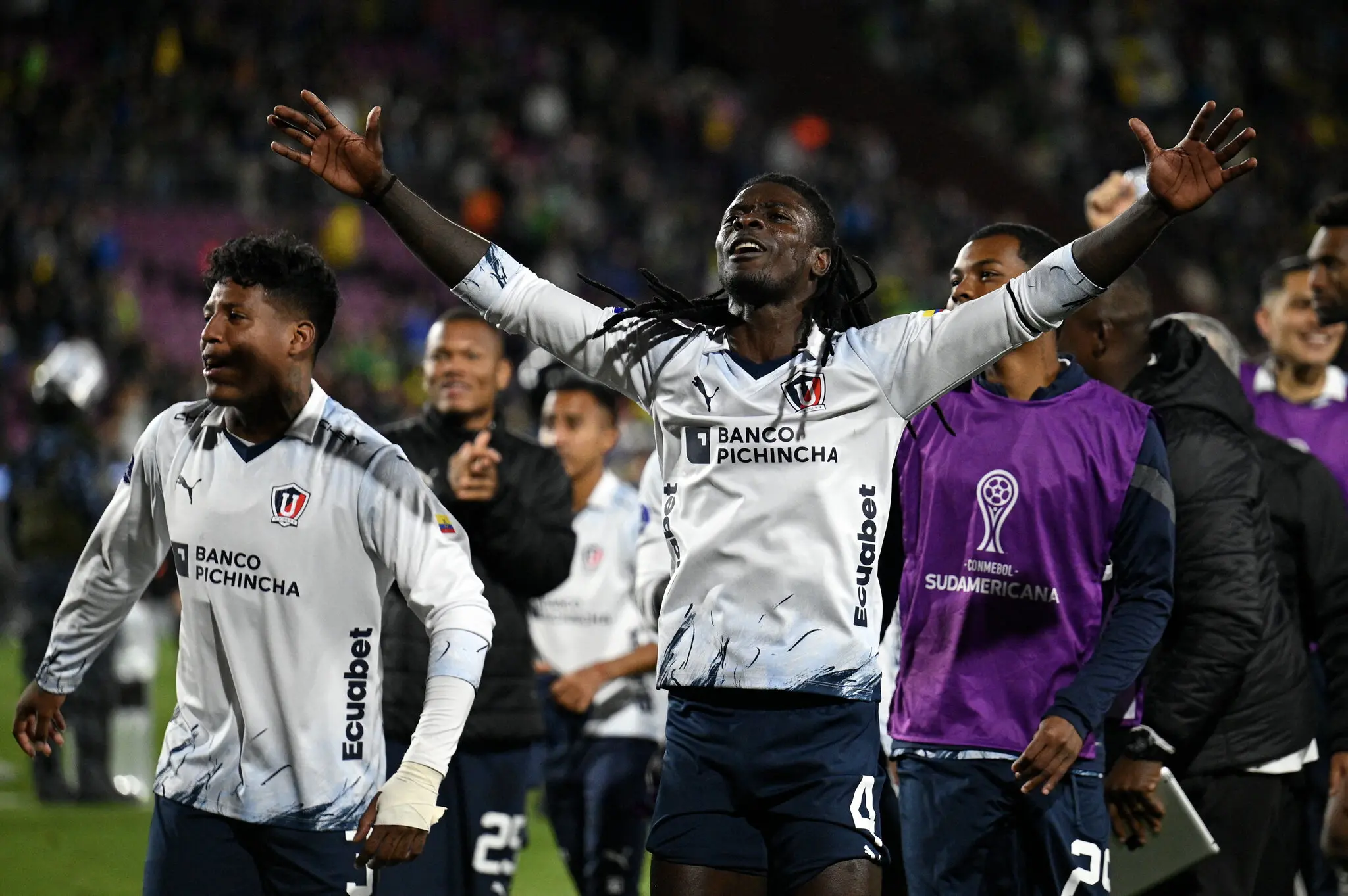 Jogadores da LDU comemorando classificação para a final da Sul-Americana