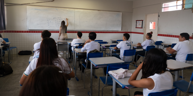 professora da rede pública do Ceará em sala de aula
