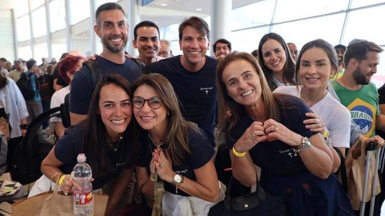 Brasileiros posam para foto, no dia 11 de outubro, em aeroporto de Tel Avivi, Israel. Segunda aeronave da FAB trazendo 212 passageiros, 3 gatos e 1 cachorro do território israelense pousa no Rio de Janeiro