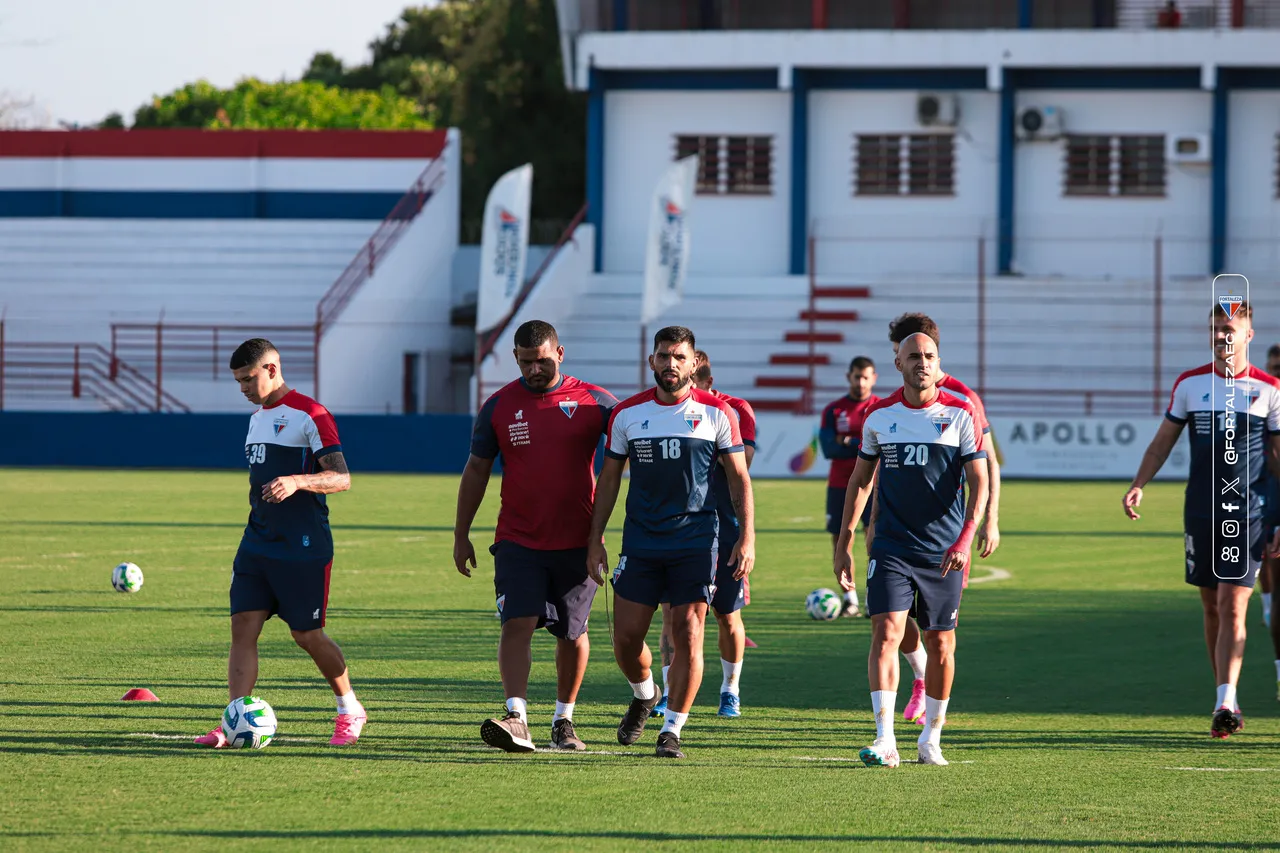Jogadores do Fortaleza durante treinamento