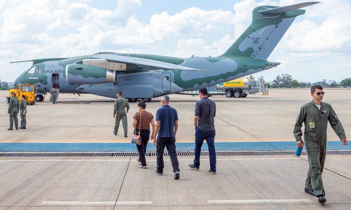 Imagem mostra avião modelo KC-390 Millenium, da FAB, que pousou às 6h07 na Base Aérea do Recife com grupo de brasileiros repatriados de Israel