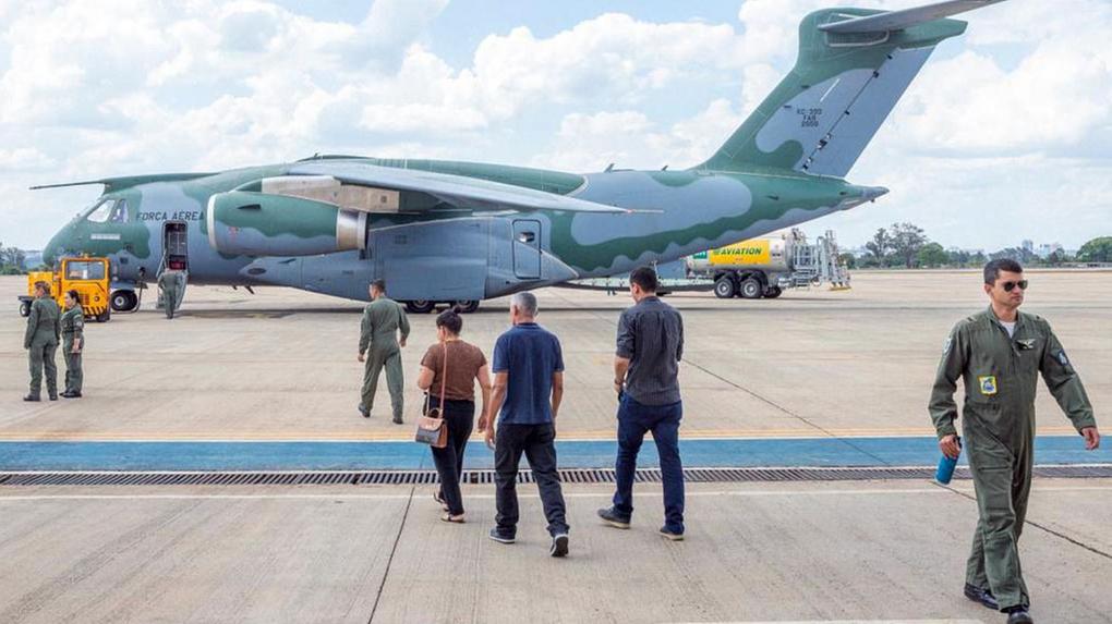 Imagem mostra avião modelo KC-390 Millenium, da FAB, que pousou às 6h07 na Base Aérea do Recife com grupo de brasileiros repatriados de Israel