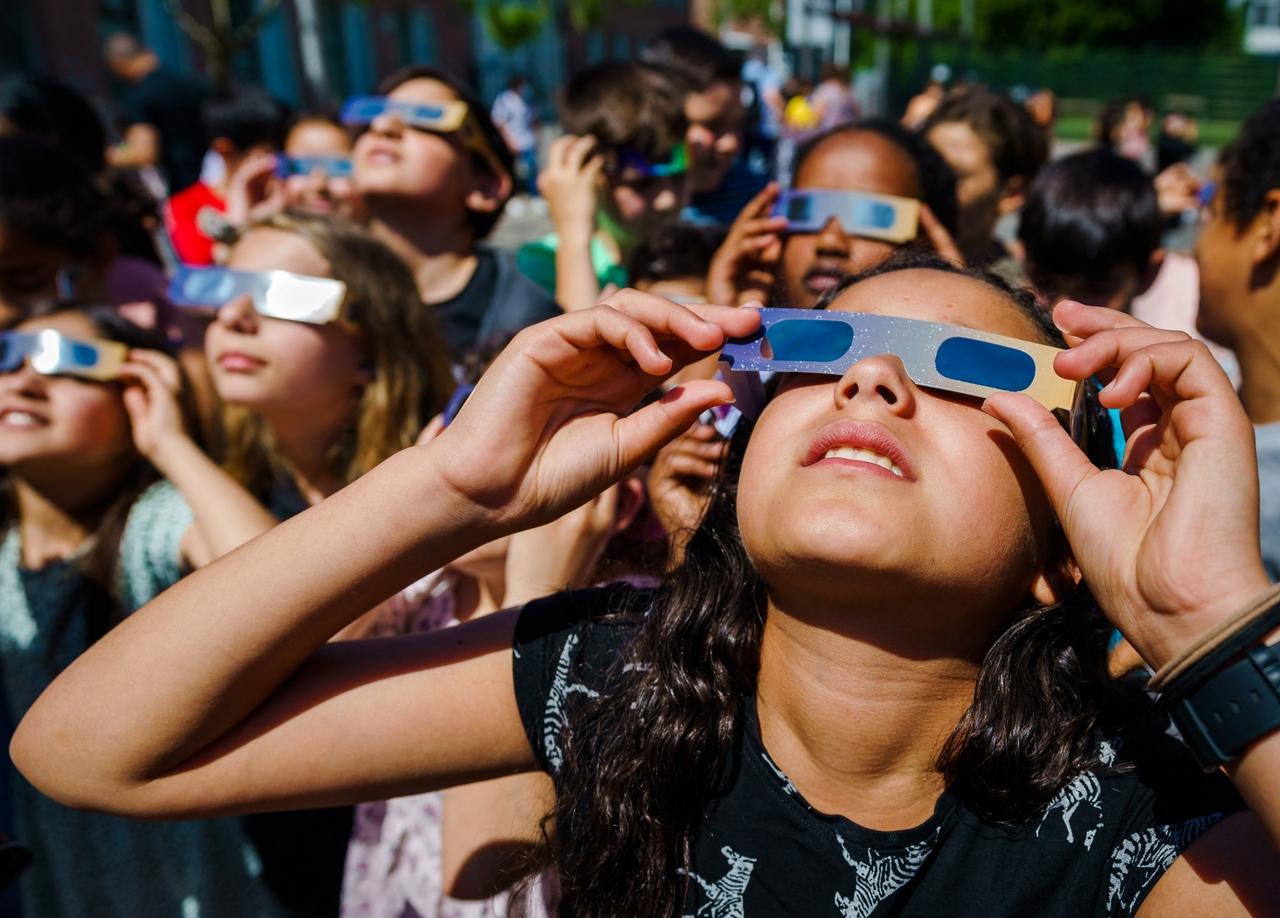 Crianças com óculos especiais para observar eclipse