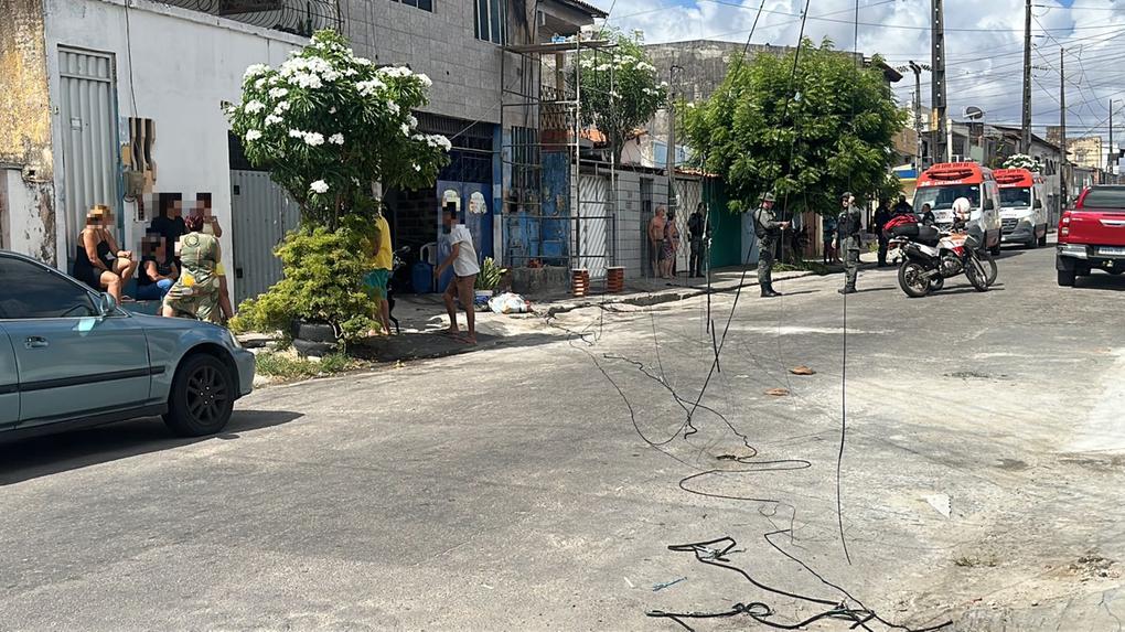 Imagem mostra rua Coronel Gonçalo, no bairro Aerolândia, em Fortaleza, local onde homem teve mais de 80% do corpo queimado após choque elétrico