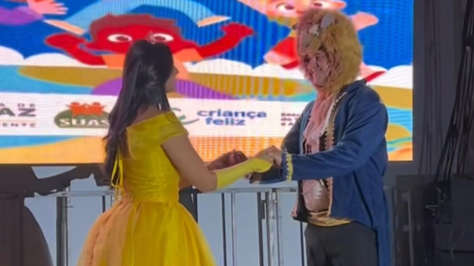 Prefeito Bruno Gonçalves com a primeira-dama de Aquiraz dançando música, vestidos como os personagens de A Bela e a Fera