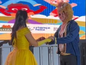 Prefeito Bruno Gonçalves com a primeira-dama de Aquiraz dançando música, vestidos como os personagens de A Bela e a Fera