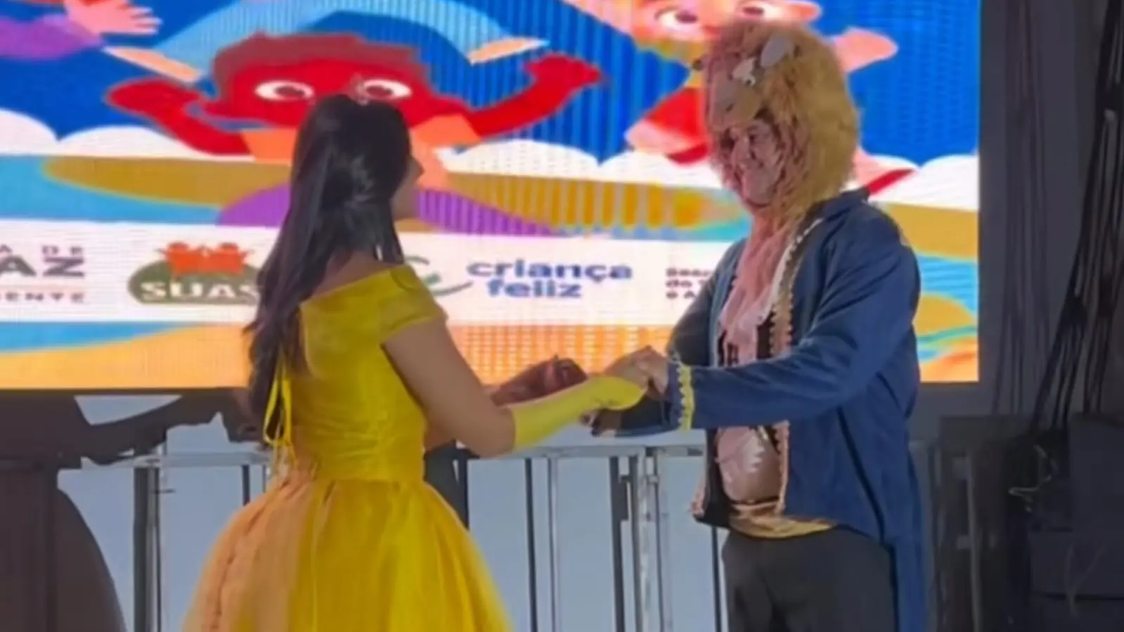 Prefeito Bruno Gonçalves com a primeira-dama de Aquiraz dançando música, vestidos como os personagens de A Bela e a Fera