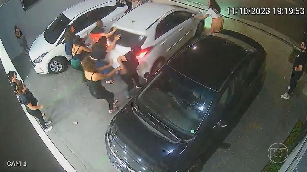 Print de vídeo de mulher que atropelou pessoas em briga