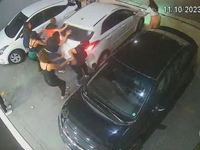 Print de vídeo de mulher que atropelou pessoas em briga