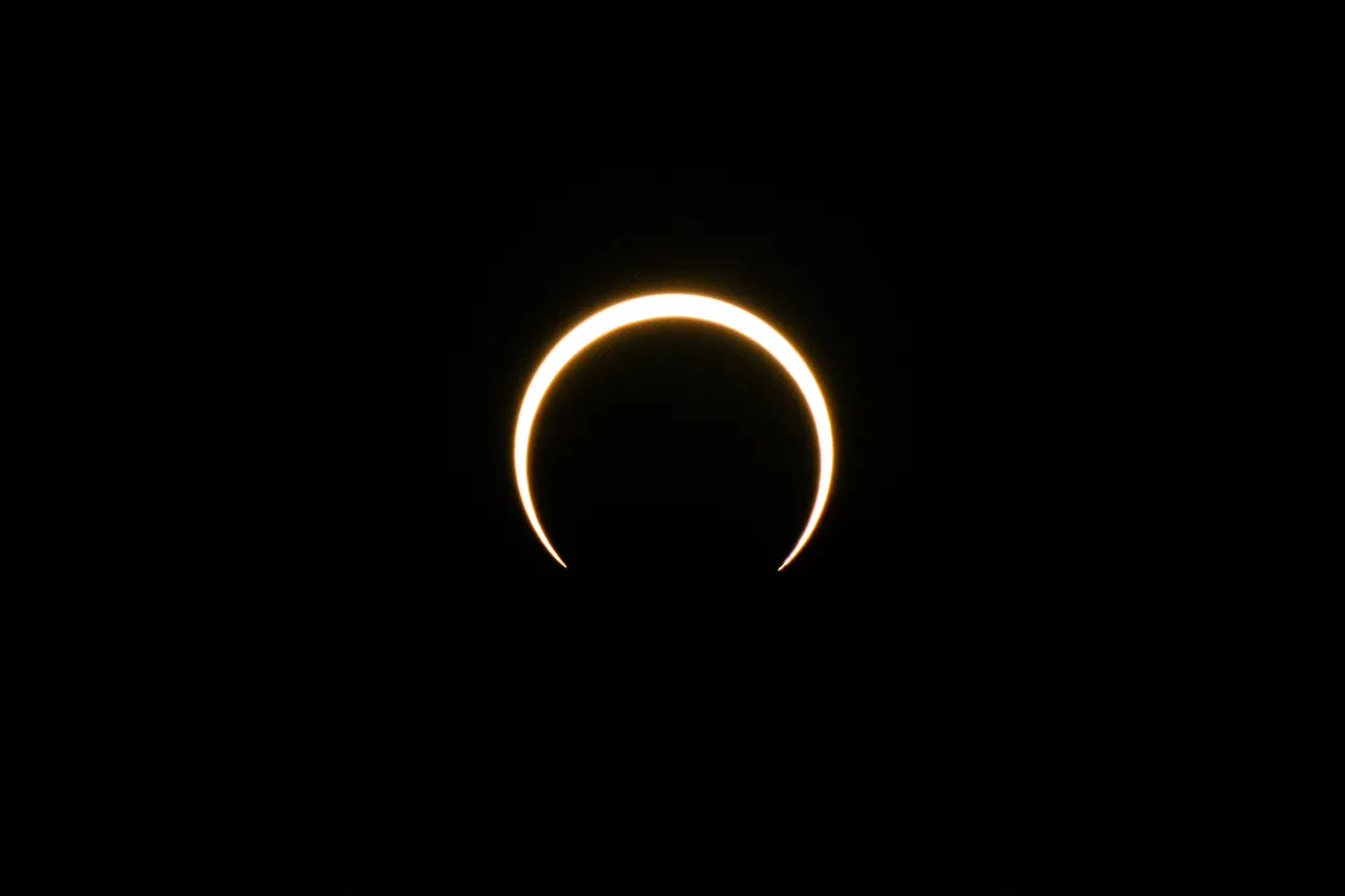 Em Kerrville, Texas, a lua começa a substituir o sol