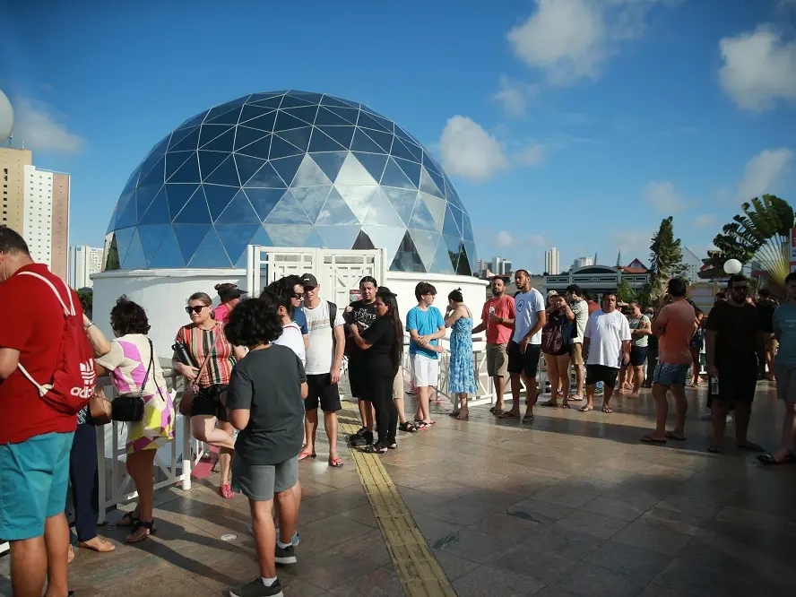Imagem da notícia Eclipse em Fortaleza atrai multidão para observatório no Dragão do Mar e na Praia de Iracema