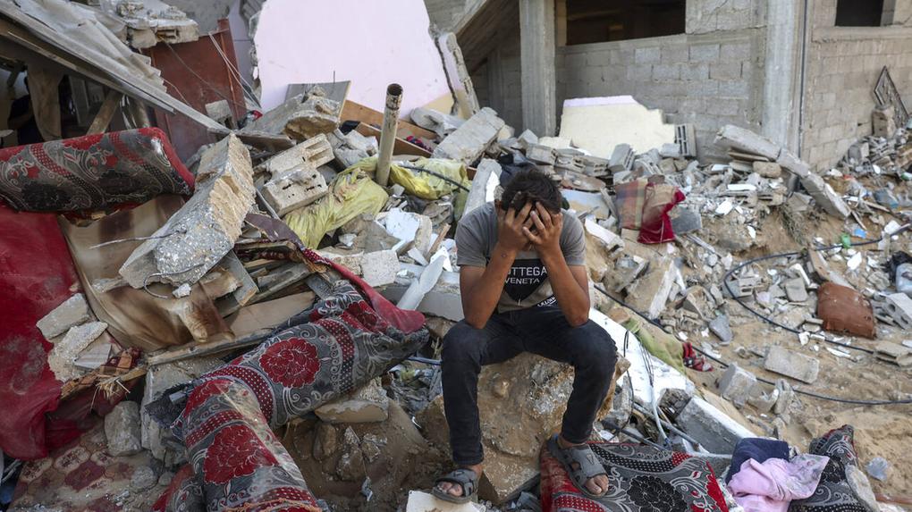 foto de destroços no campo de refugiados palestino de Rafah