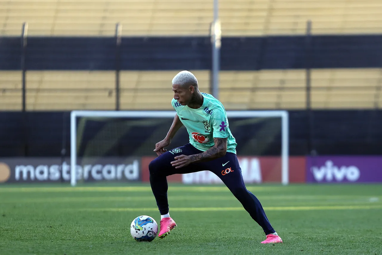 Em treino deste domingo no Uruguai, Richarlison foi barrado do time titular