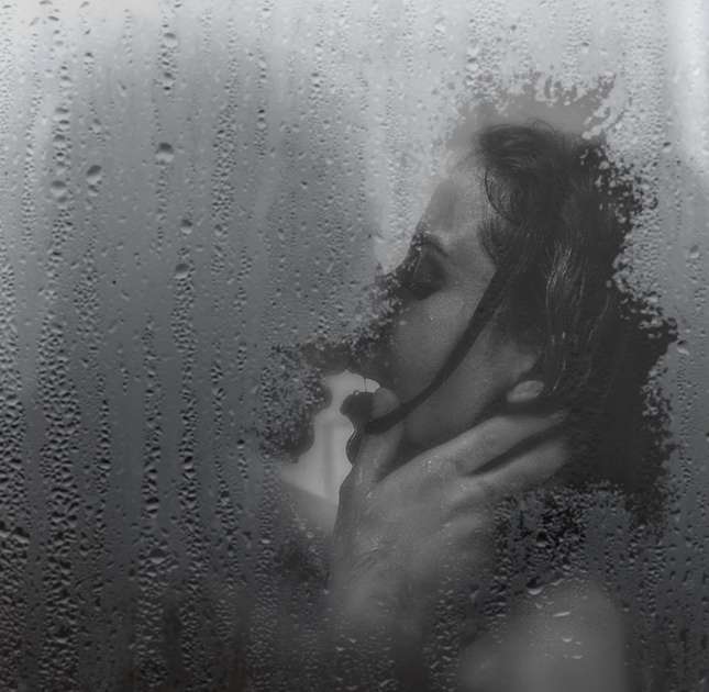Anitta publica una foto besando a un hombre en la ducha y la web especula – É Hit