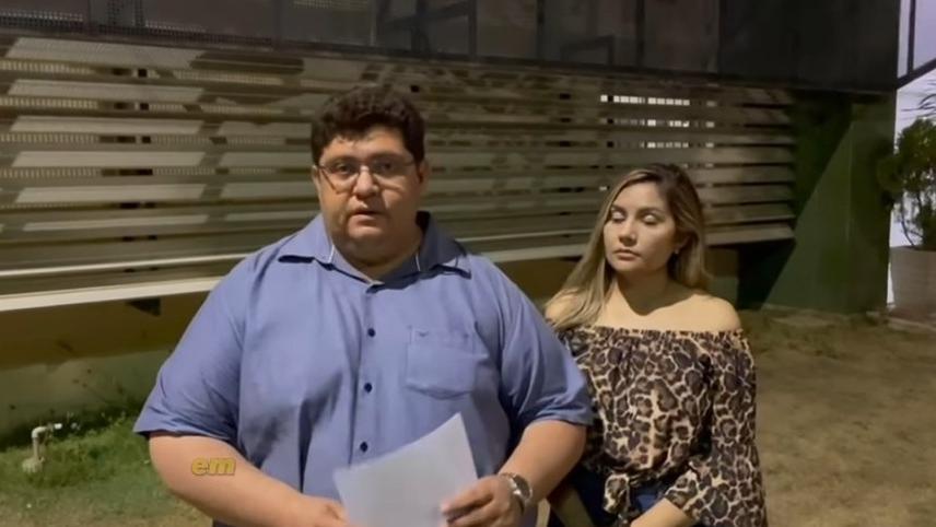 prefeito de cedro gravando vídeo em frente a delegacia para denunciar ameaça de morte